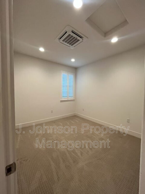 Foto del edificio - 262 E Natasha Ave