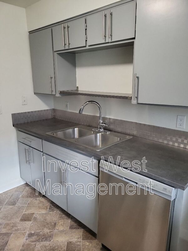 Building Photo - 520 NE 108th Ave