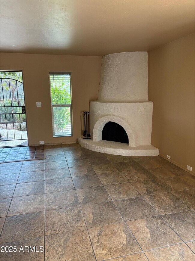 Foto del edificio - 817 E North Ln
