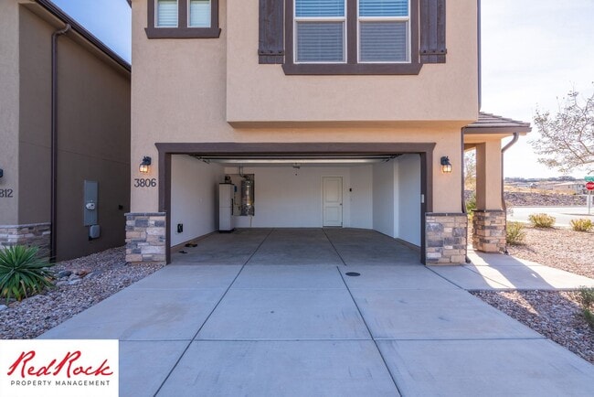 Building Photo - 4 Bed/2.5 Bath Townhome in Desert Bluff!