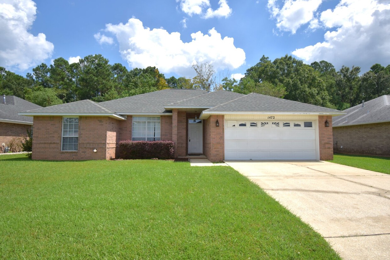 Foto principal - Clean & spacious 3/2 Brick home Near NAS P...