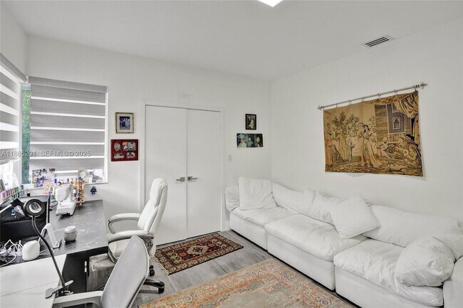 Foto del edificio - 3784 Sheridan Ave