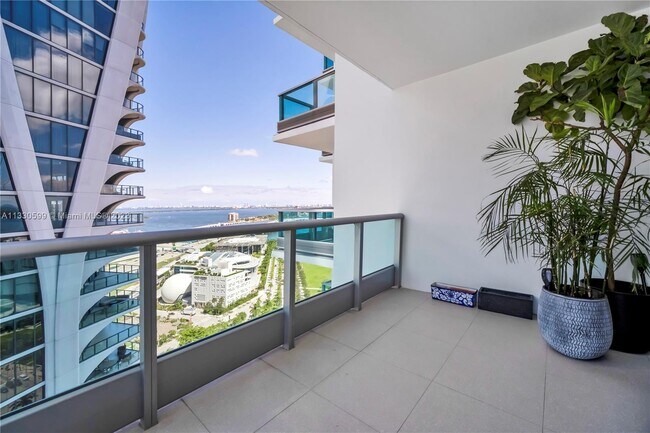 Building Photo - 900 Biscayne Blvd