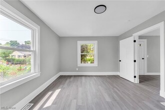 Building Photo - 1083 Eastlake Dr