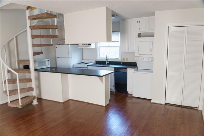 Building Photo - 1/1 Unit in Courtyard Condos Available Jan...