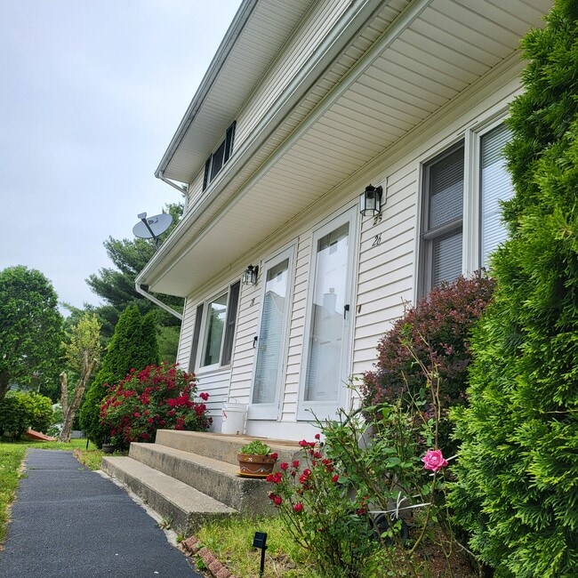 Building Photo - 28 Wedgewood Cir