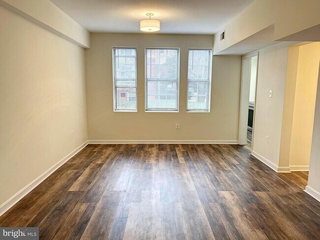Building Photo - 1817 QUEENS Ln