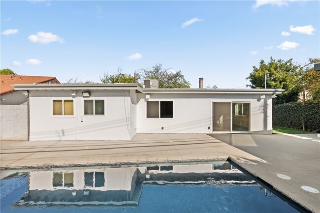 Building Photo - 6515 Kenwater Ave