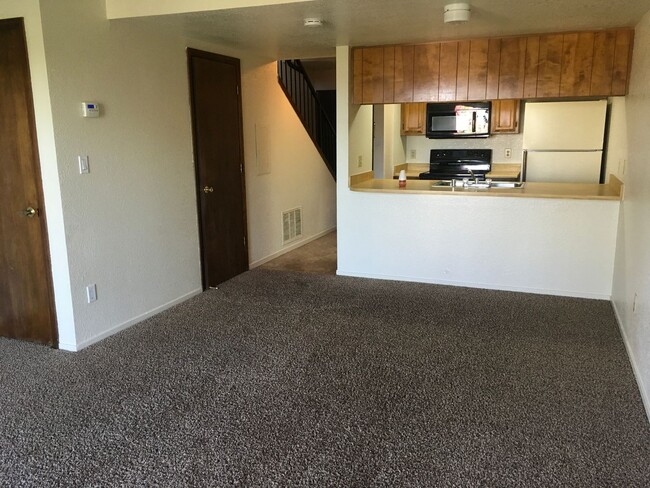Building Photo - Hilltop Neighborhood Townhome With 1 Car G...