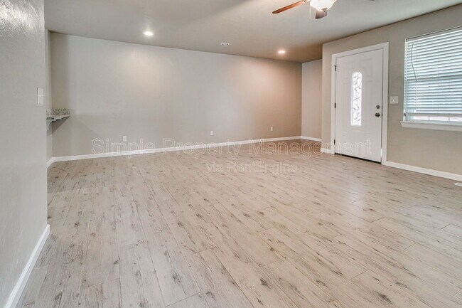 Foto del edificio - 120 N Ranchwood Blvd