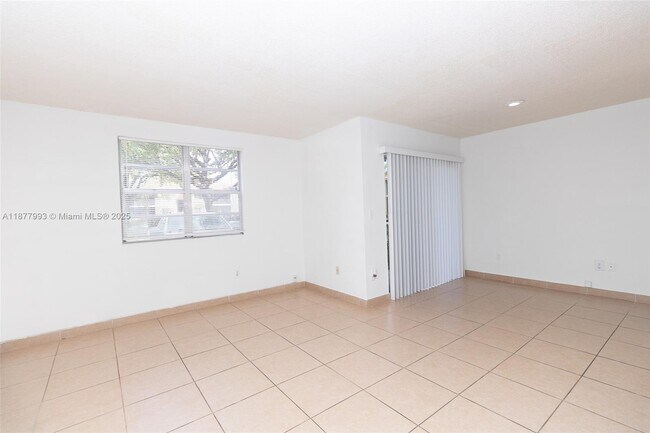 Building Photo - 1227 SW 46th Ave
