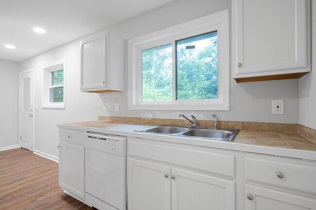 Foto del edificio - 1317 Mayfield Ln