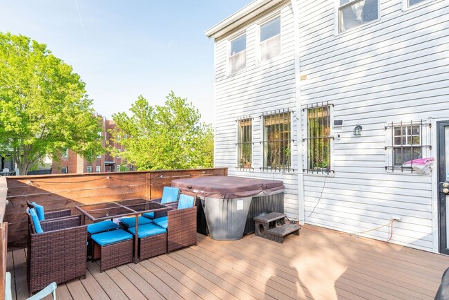 Building Photo - Unbeatable Family Home in the City w/ Park...