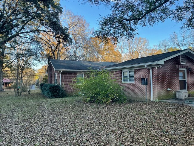 Building Photo - West Athens Three Bedroom Available
