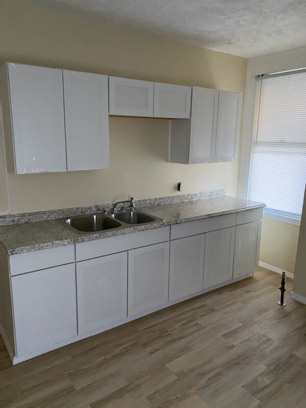 eat in kitchen - 3437 McClure Ave