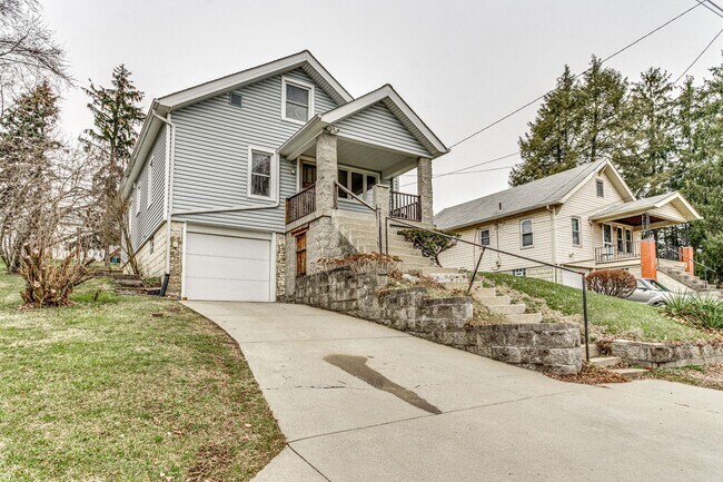 Foto del edificio - AVAILABLE JULY 1ST! BEAUTIFUL 3 bedroom / 1.5 bathroom house in KENNEDY TOWNSHIP!