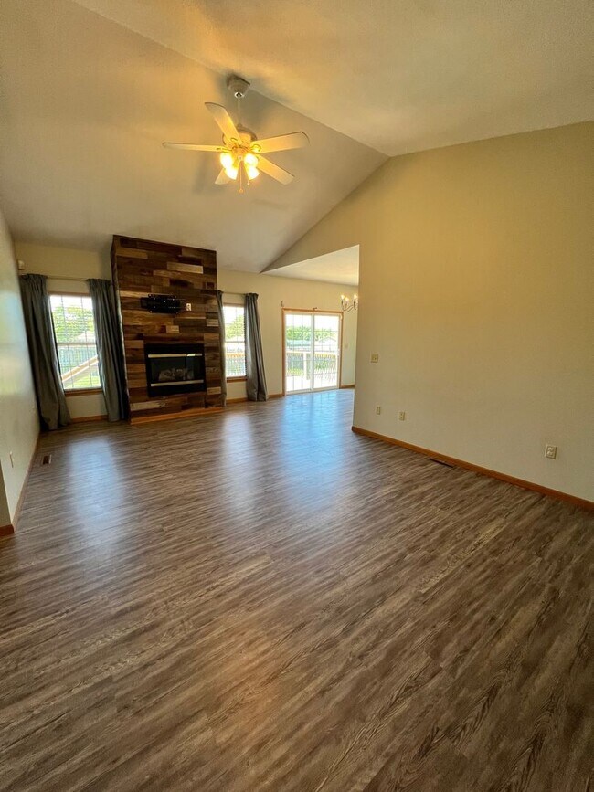 Building Photo - Available Now – Spacious 4 Bedroom / 3 Bath Rancher!