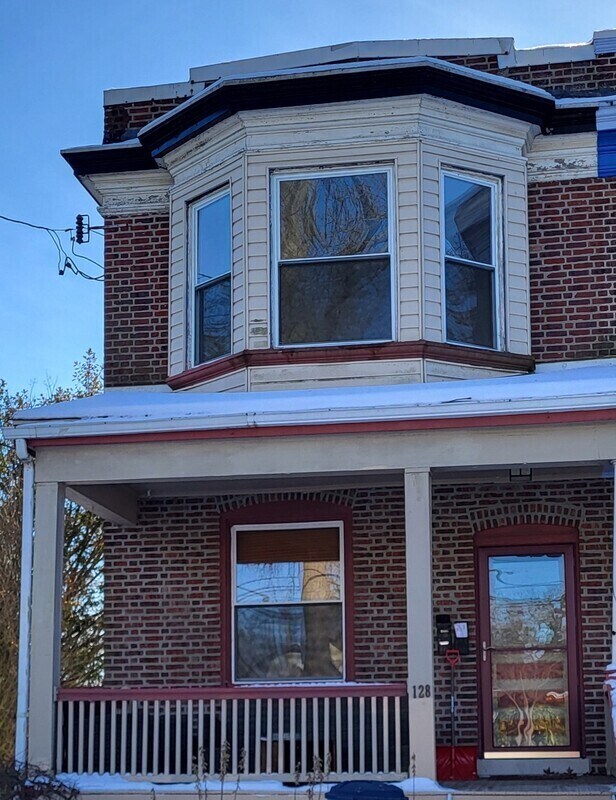 Foto principal - 128 E 6th St