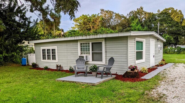 North Fort Myers 2bed/1bath house $1450 - 2746 Winona Dr