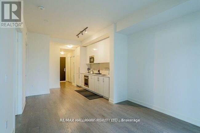 Building Photo - 330 Richmond St W