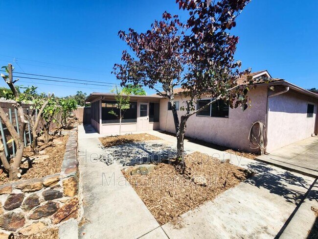 Foto del edificio - 698 Raymond St