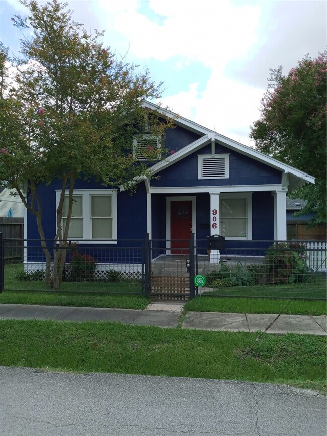 Building Photo - 906 E 24th St