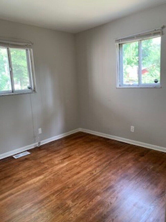 Building Photo - Three Bedroom Home Located Near Burdsal Pkwy and Riverside Dr