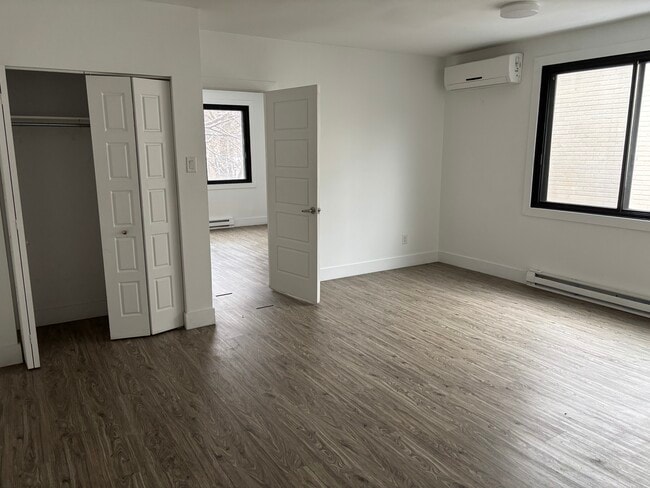 Building Photo - 5480 Av Coronation