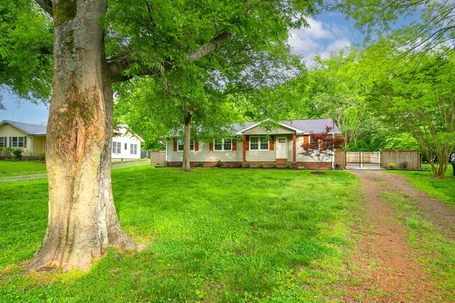 Building Photo - 1143 Bayview Dr