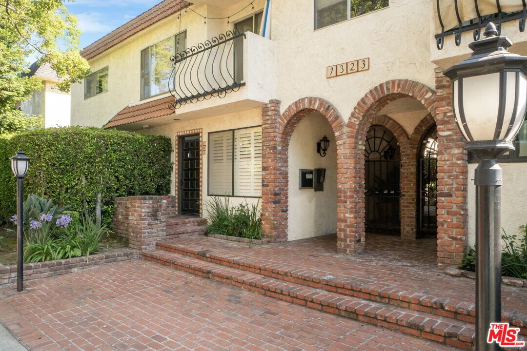 Foto principal - 1323 S Carmelina Ave