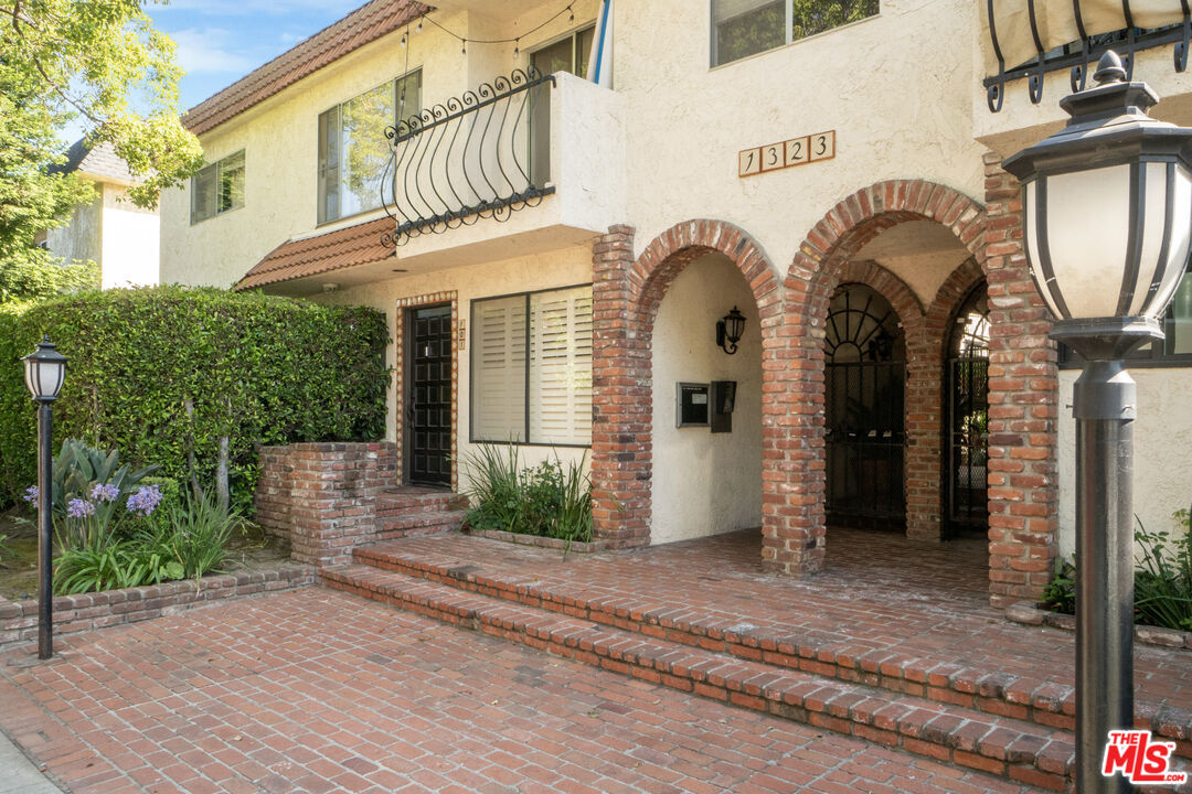 Primary Photo - 1323 S Carmelina Ave