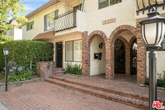 Building Photo - 1323 S Carmelina Ave