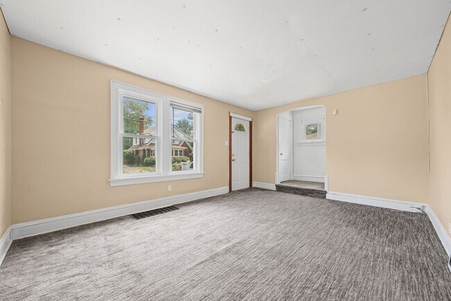 Foto del edificio - Bright living ? cozy dining flow for everyday comfort and easy entertaining.