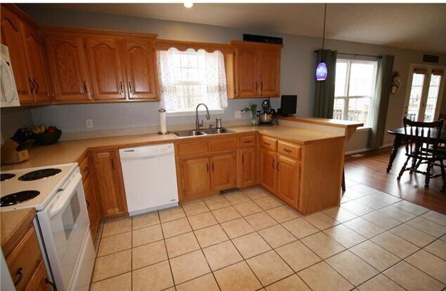 Foto principal - 4 bedroom, 3 bath Ranch Style Home