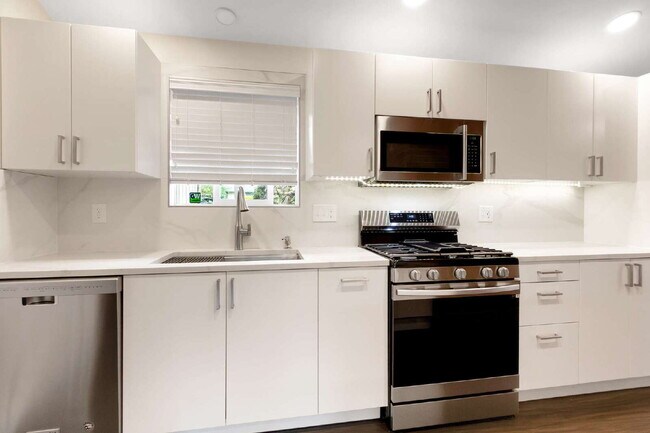 Foto del edificio - Top Level Home - Private Backyard - 2 Car Garage in Commuter Friendly Area of Renton!