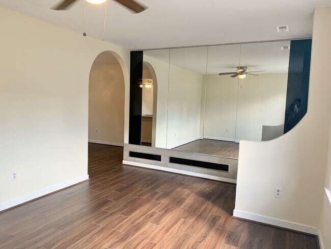 Building Photo - 6218 Manuel Ct