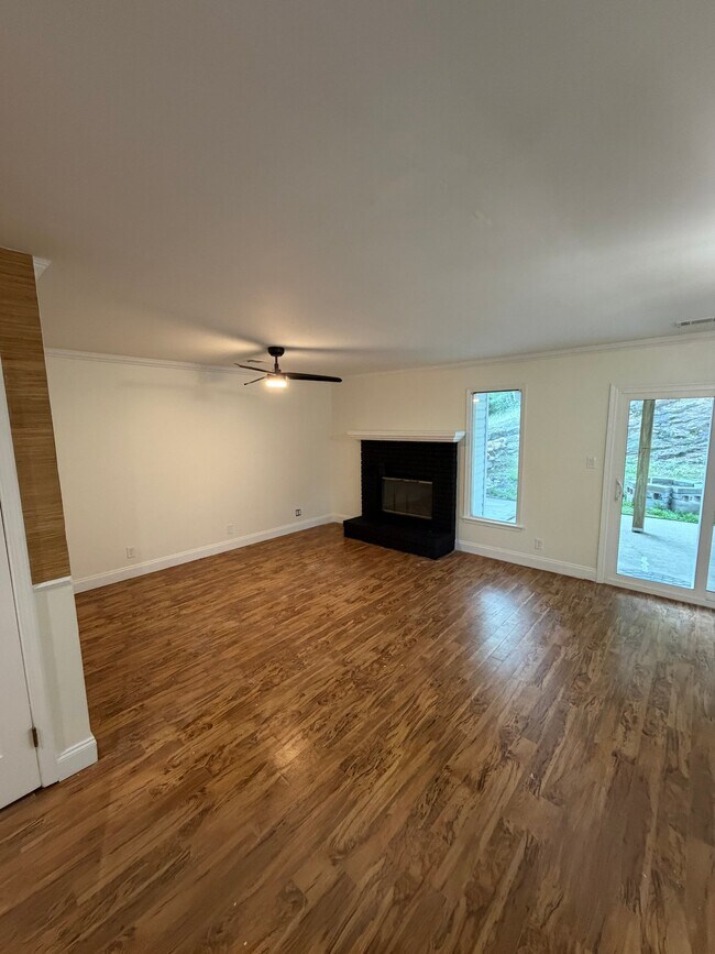 Foto del edificio - 3411 Cedarcrest Cir