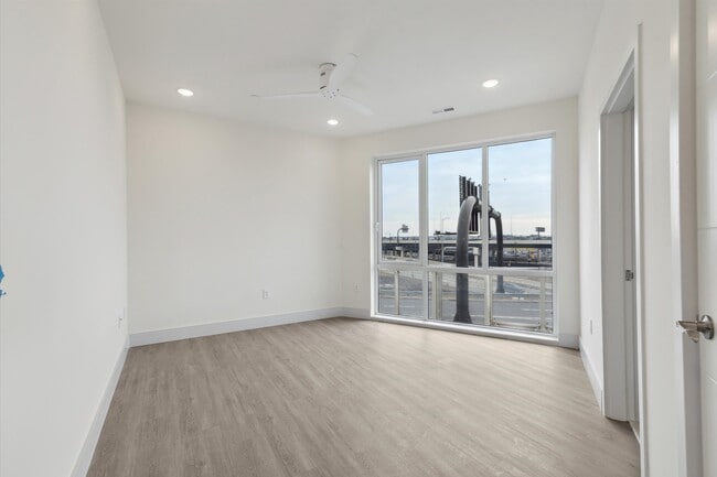 Foto del edificio - 1221 E Fletcher St