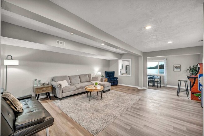 Foto del edificio - 829 Portage Lakes Drive