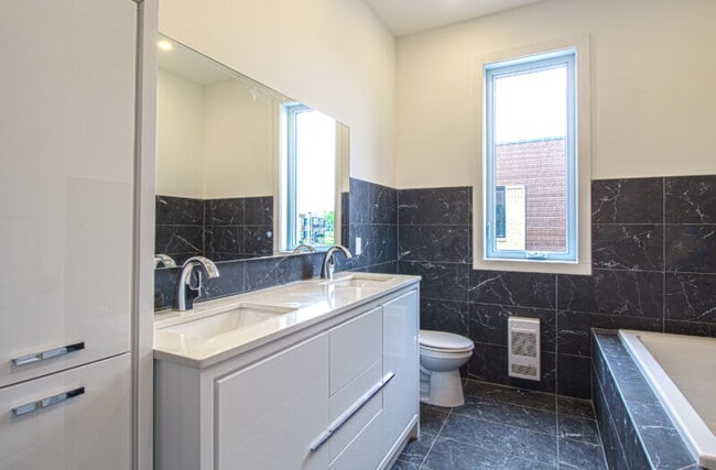 Building Photo - 167 Boul Saint-Elzear O