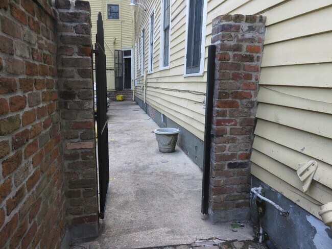 Foto del edificio - 1328 Jackson Ave