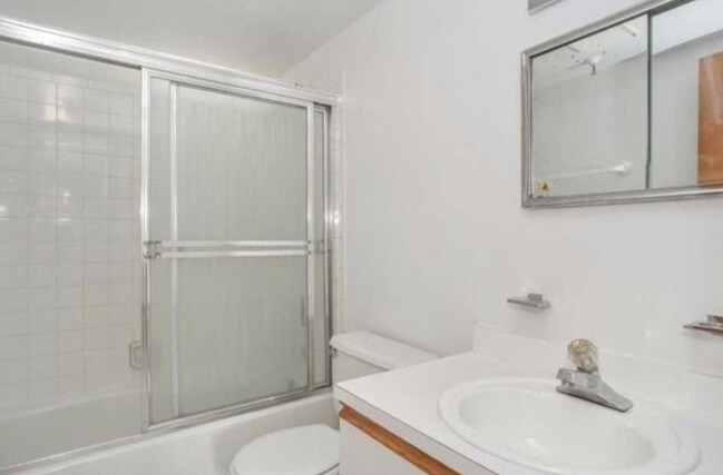 Baño 1 - 205 Mineola Blvd