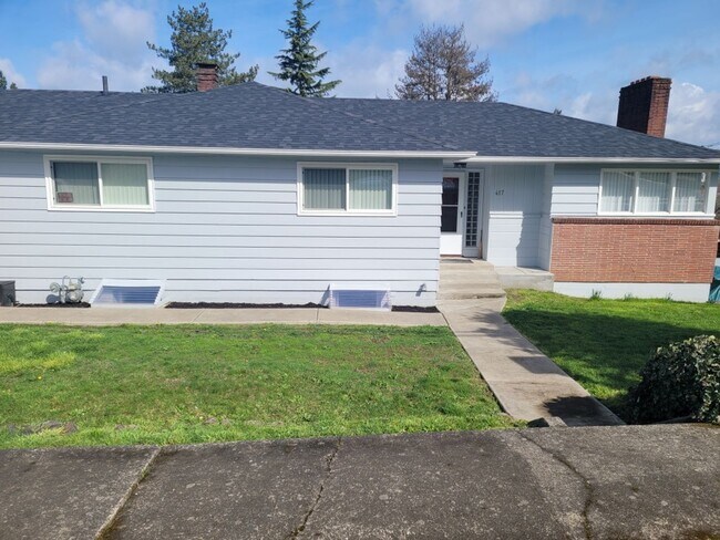 Foto del edificio - Move in ready rental in downtown Rainier with Columbia River views!