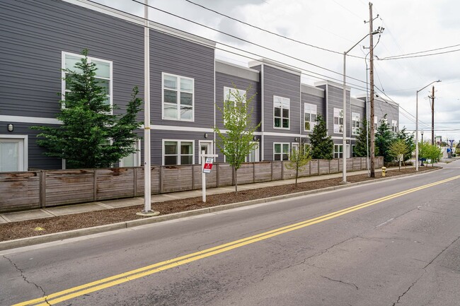 Building Photo - Evergreen Townhomes