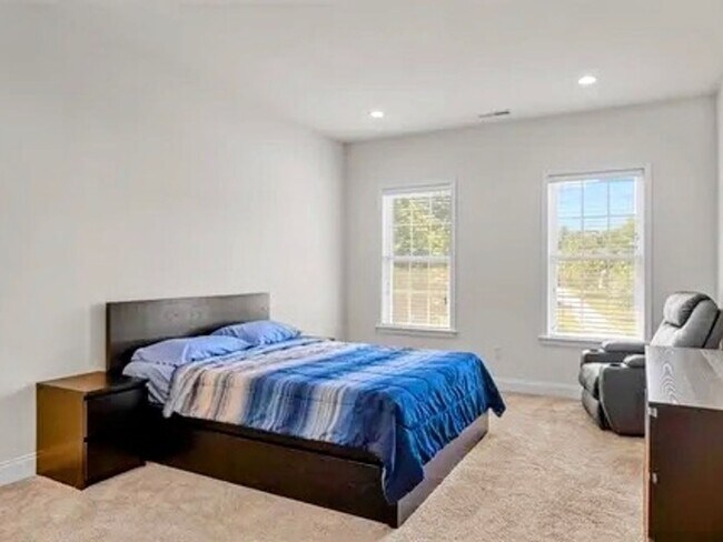 Foto del edificio - 4 Bedroom Single Family Home in Holliston