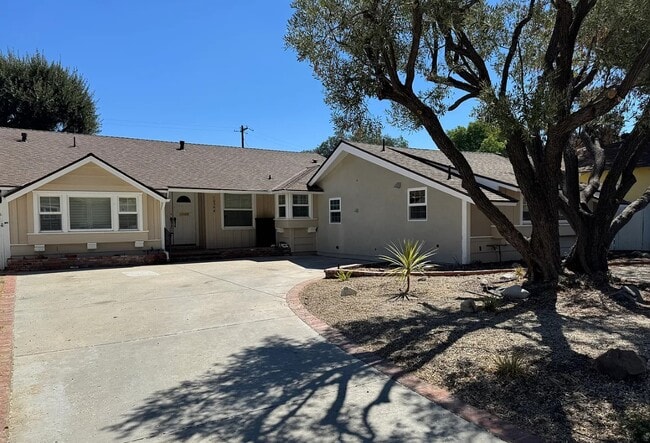 Building Photo - 10344 Petit Ave