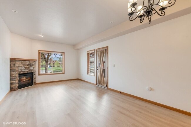 Building Photo - 2 bedroom, 2 bath condo, close to downtown...