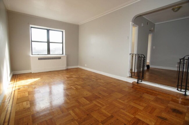 Building Photo - 253 E 181st St