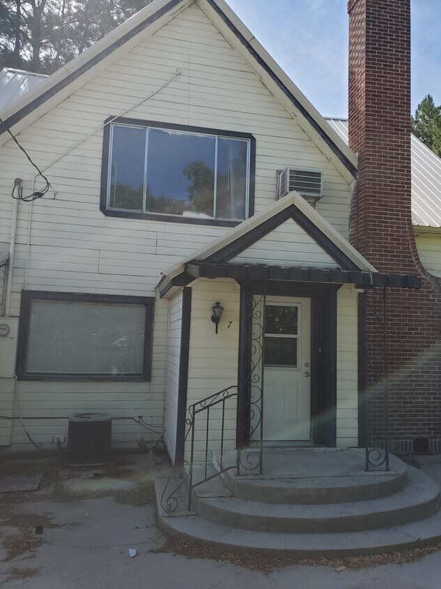 Primary Photo - 2320 N Whitley Dr