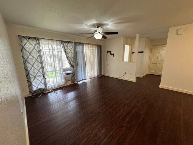 Building Photo - Bright & Breezy 2 bedroom Home in Evergree...